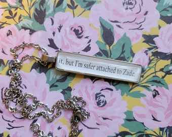 Ik ben veiliger gehecht aan Zade-hangerketting gemaakt met Haunting Adeline-boekpagina's