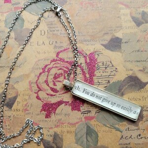 Collar con colgante Do Not Give Up hecho con las páginas del libro Canción de Aquiles