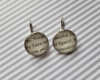 Pendientes colgantes de Tairn y Sgaeyl hechos con páginas del libro Fourth Wing