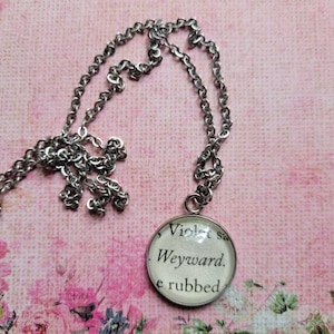 Collar con colgante Weyward de 20 mm hecho con páginas de libros
