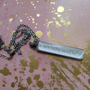 Collar colgante "You're Holding Yourself Back" elaborado con páginas del libro Phantasma