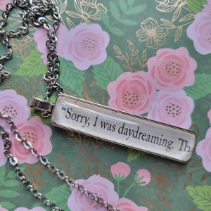 Collana pendente Sorry I Was Daydreaming realizzata con le pagine del libro Last Chance Library