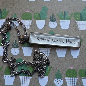 Collar colgante Bring It Fuckers elaborado con páginas del libro House of Flame and Shadow