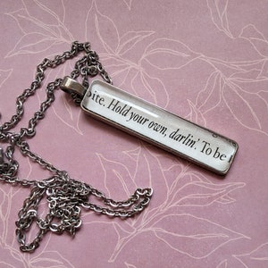 Collana con ciondolo Hold Your Own realizzata con le pagine del libro When in Rome