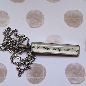 Collana con ciondolo No More Playing it Safe realizzata con le pagine del libro When in Rome