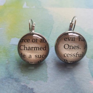 Pendientes colgantes Charmed Ones hechos con páginas de libros Charmed Ones