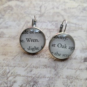 Pendientes colgantes de roble y Wren hechos con las páginas del libro The Stolen Heir