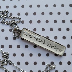 Collana pendente A Book in Her Lap realizzata con le pagine del libro Last Chance Library