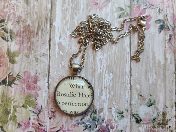 Collier Porté Par Rosalie Dans Twilight (Saga) - Pendentif Argenté Alliage - Occasion Très Bon État