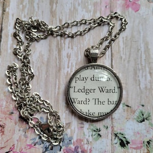 Collar con colgante de Ledger Ward hecho con páginas del libro "Recordatorios de Él"