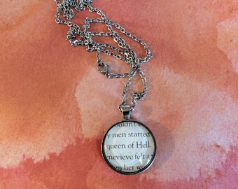 Collar con colgante de la Reina del Infierno elaborado con páginas del libro Enchantra