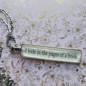 Nasconditi in una collana pendente Book realizzata con le pagine del libro Last Chance Library