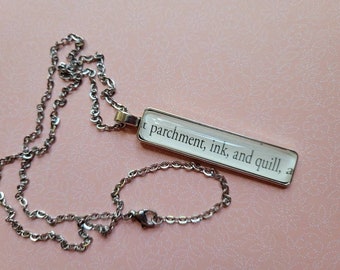 Collar colgante pergamino de tinta y pluma hecho con páginas de libros
