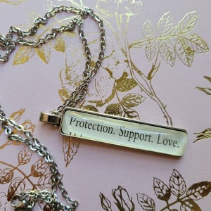 Naszyjnik z wisiorkiem Protection Support Love wykonany ze stron książki Small Town Big Magic