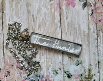De Hunter-hangerketting gemaakt met Haunting Adeline-boekpagina's