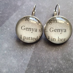 Genya Safin hangende oorbellen gemaakt met Shadow en Bone boekpagina&#39;s