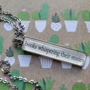 Collana ciondolo Books Whisper Their Stories realizzata con le pagine del libro Last Chance Library