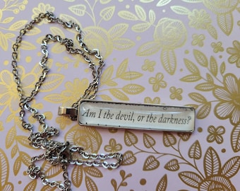 Collana con ciondolo "Diavoletto o Tenebra" realizzata con le pagine del libro "La vita invisibile di Addie LaRue"