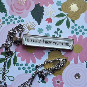 Este collar colgante Bitch Knew Everything hecho con páginas de libros House of Flame y Shadow