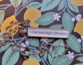 Cat Got Your Tongue-hangerketting gemaakt met Haunting Adeline-boekpagina's