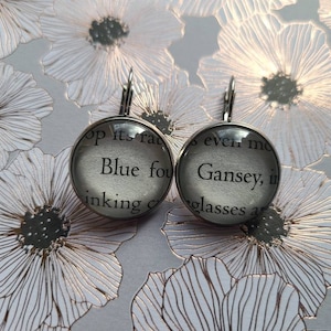 Hangoorbellen Blue en Gansey gemaakt met boekpagina&#39;s van Raven Boys