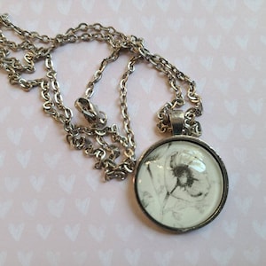 Halskette mit Mohnblumen-Anhänger aus Touch of Darkness Buchseiten