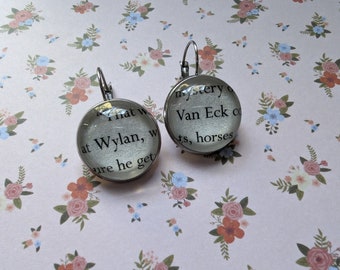 Pendientes colgantes de Wylan Van Eck hechos con páginas del libro Seis de Cuervos