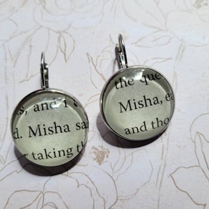 Misha hanger oorbellen gemaakt met Deze Holle Geloften boek pagina&#39;s