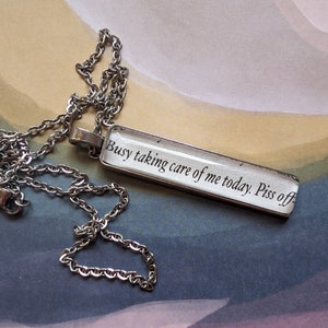 Collana con ciondolo Taking Care of Myself realizzata con le pagine del libro When in Rome