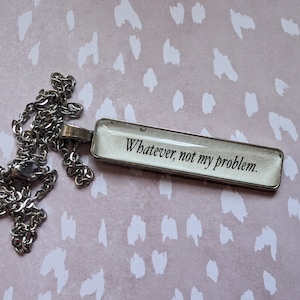 Collana con ciondolo Not My Problem realizzata con le pagine del libro When in Rome