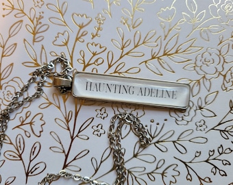 Rechthoekige ketting met hanger gemaakt met Haunting Adeline-boekpagina's