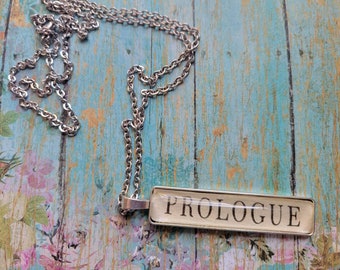 Collar colgante rectangular prólogo hecho con páginas de libro