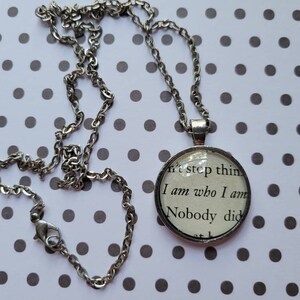 Collar colgante Soy quien soy hecho con páginas del libro Cartas de amor a los muertos