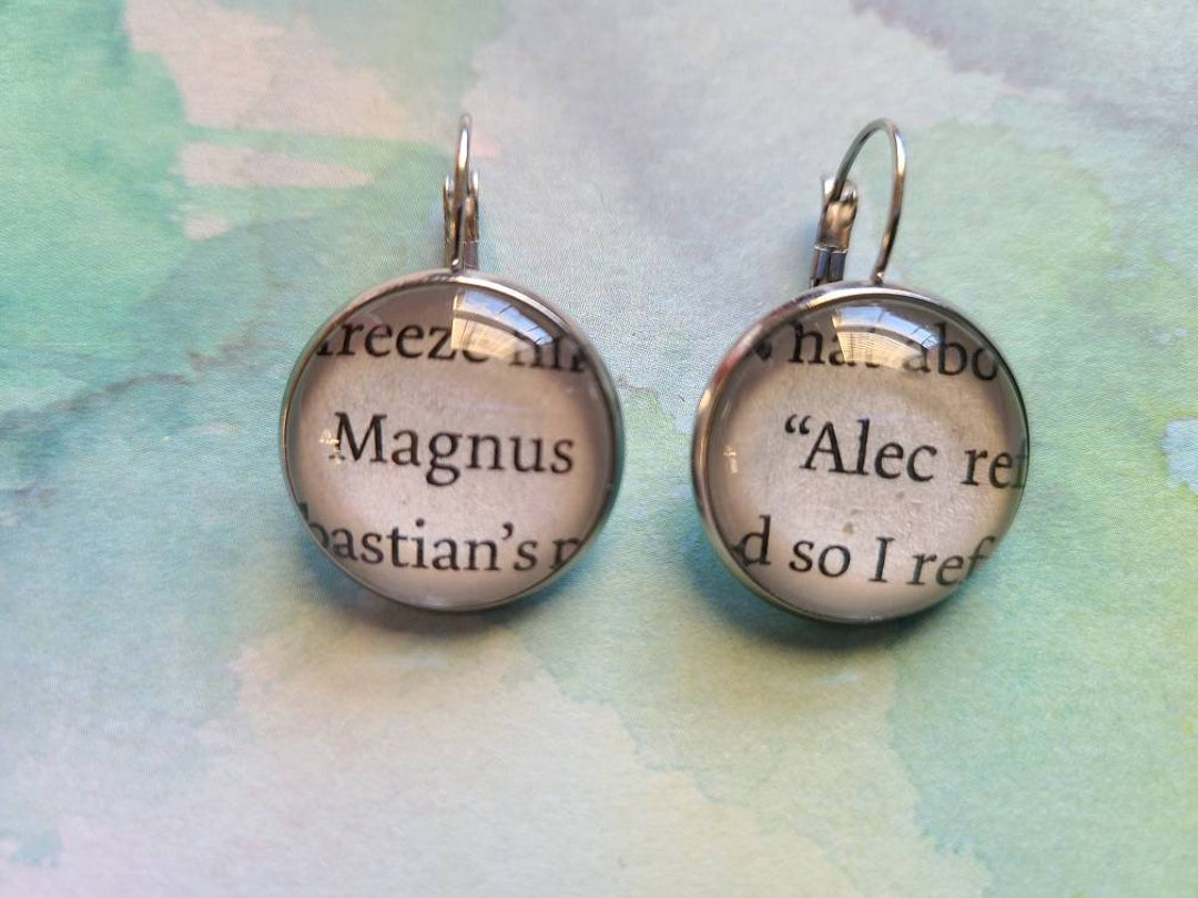 モータルインストゥルメンツの本のページを使って作ったマグナスとアレックのペンダントイヤリング - Etsy 日本, image size:1080x810