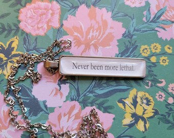 Never Been More Lethal hanger ketting gemaakt met Haunting Adeline boekpagina's