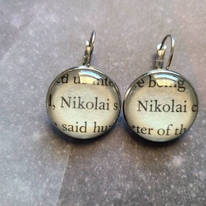 Nikolai Lantsov hangende oorbellen en met Shadow and Bone boekpagina&#39;s