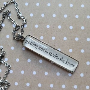 Collana pendente Get Lost in Stories realizzata con le pagine del libro Last Chance Library