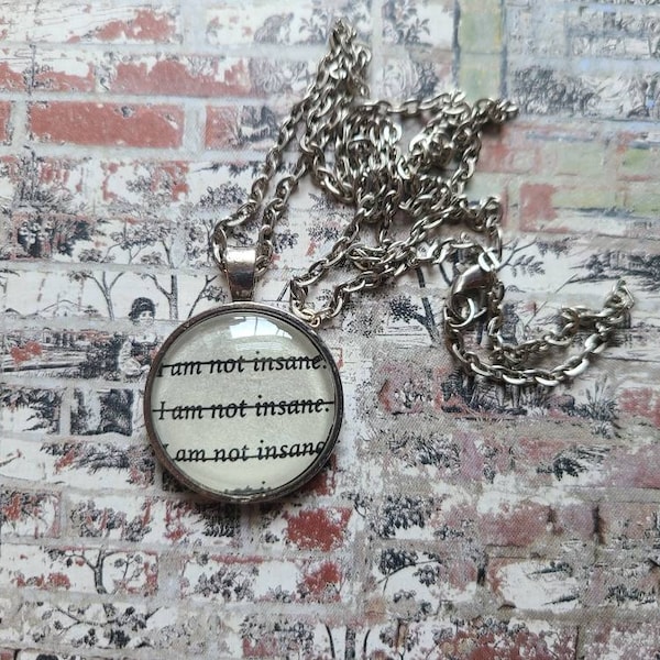 Collar colgante I'm Not Insane hecho de páginas del libro Shatter Me