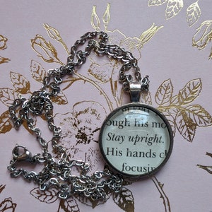 Collar colgante Stay Upright hecho con páginas de libros House of Flame y Shadow