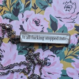 Collar colgante It All Stopped Today hecho con páginas de libros House of Flame y Shadow