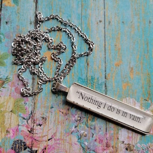 Nothing I Do is in Vain hanger ketting gemaakt van Touch of Darkness boekpagina&#39;s
