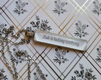 Zade is een angstaanjagende hangerketting gemaakt met Haunting Adeline-boekpagina's