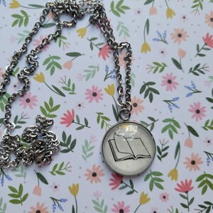 Collana pendente Open Book 20mm realizzata con le pagine del libro Last Chance Library