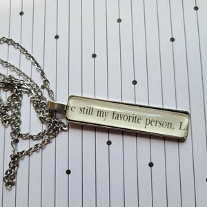 Collar con colgante Eres mi persona favorita hecho con las páginas del libro It Ends With Us