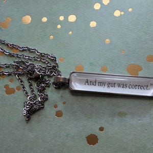 Collar colgante "Mi instinto estaba en lo cierto" hecho con páginas del libro Phantasma