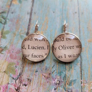 Lucien und Oliver Anhänger Ohrringe mit Boyfriend Material Buchseiten gemacht