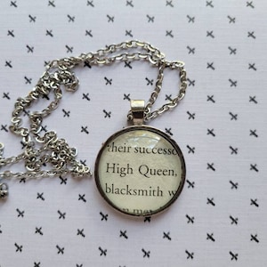 Colar com pingente High Queen feito com páginas do livro O Príncipe Cruel