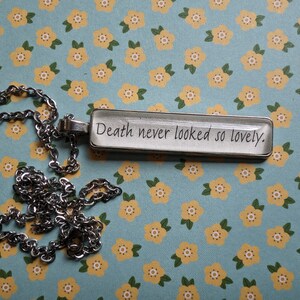 Collar colgante Death Never Looked So Lovely hecho con las páginas del libro The Siren