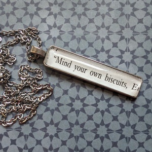 Collana con ciondolo Mind Your Own Biscuits realizzata con le pagine del libro When in Rome