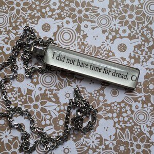 Collar colgante No tuve tiempo para Dread hecho con páginas de libros Juniper y Thorn